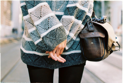 девушка в свитере с ретро сумкой