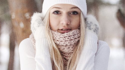 блондинка в белом в варежках и шарфе