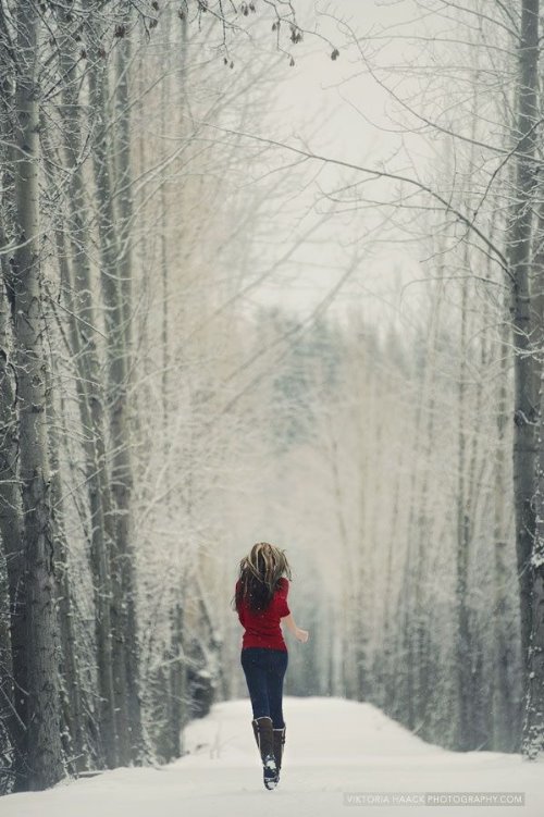 девушка со спины бежит по заснеженной тропинке первый снег идеи фотосъемки