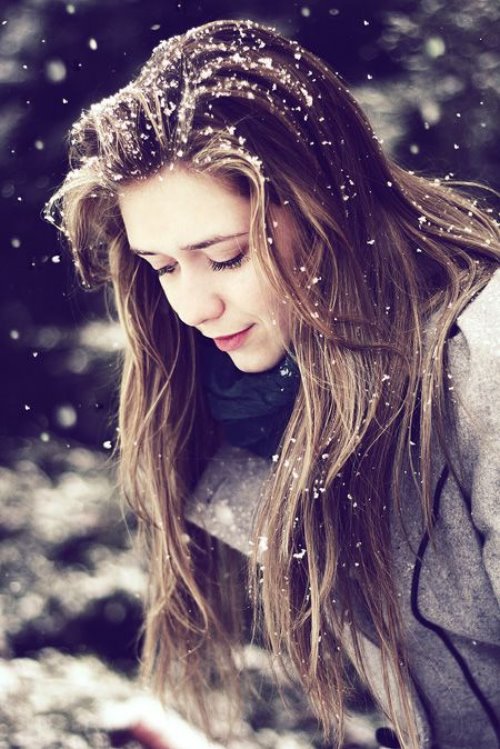 девушка с снегом в волосах
