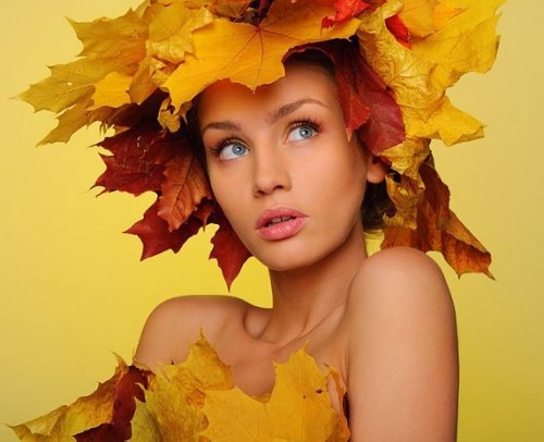 девушка в парике из желтых листьев