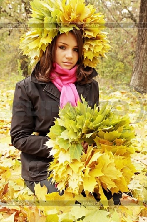 девушка с листьями в руках и на голове