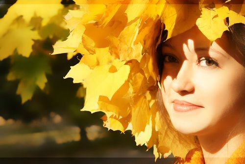 девушка в шикарном венке из листьев в солнечную погоду
