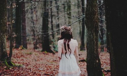 девушка в белом платье спиной в осеннем лесу