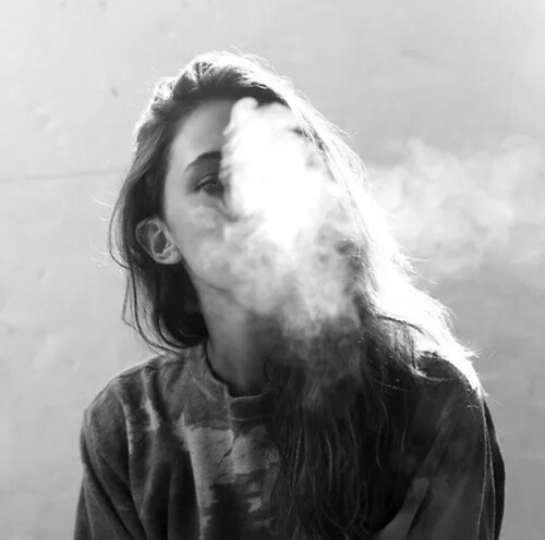 чернобелое фото курящей девушки