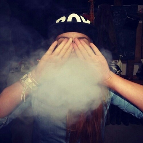 девушка в кепке с дымом