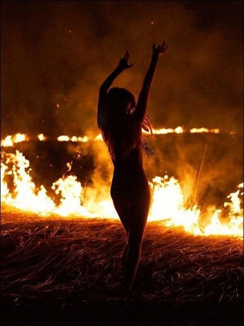 девушка танцует на горящей поляне