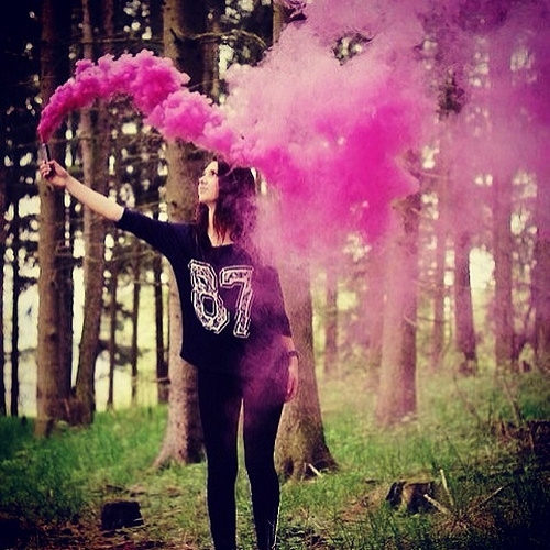 девушка с розовым дымом в лесу