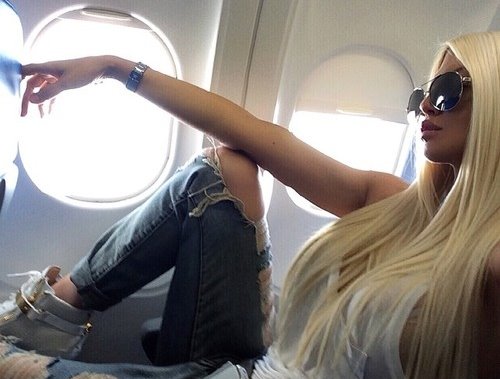 блондинка в очках на посадке в самолет идеи для фотосессии
