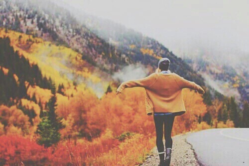 девушка спиной осенью на фоне оранжевых гор
