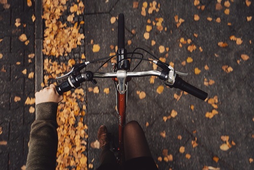 девушка катается на велосипеде осенью без лица