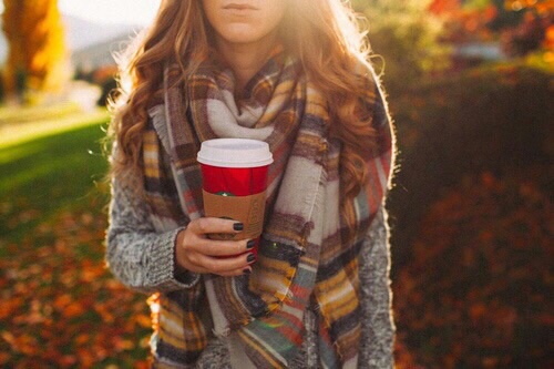 девушка с кофе осенью с шарфом