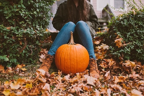девушка с тыквой осенью в листьях без лица идеи для фотосессии