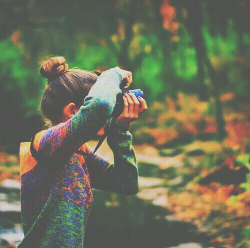 девушка фотографирует осень без лица
