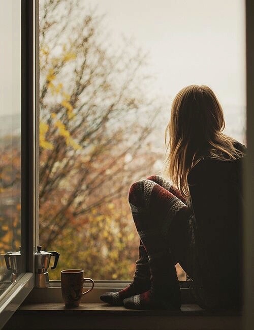 девушка на подоконнике в окне с заварным чайником осенью без лица