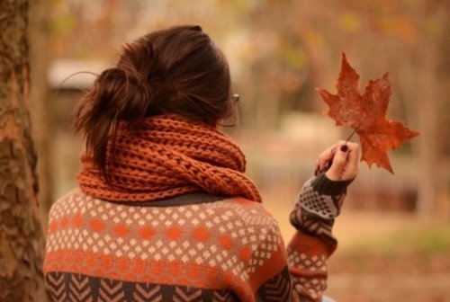 девушка спиной в свитере и шарфе без лица осенью