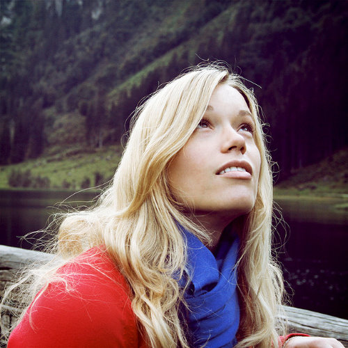 блондинка с синим шарфом плывет по горной реке