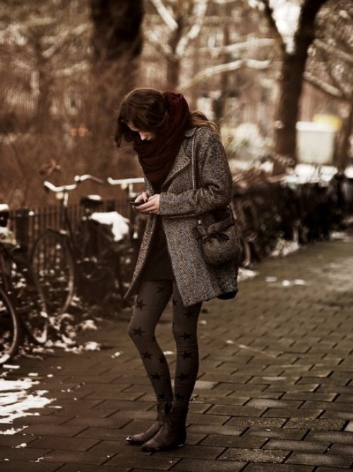 девушка в колготках с звездочками в пальто с шарфом набирает sms