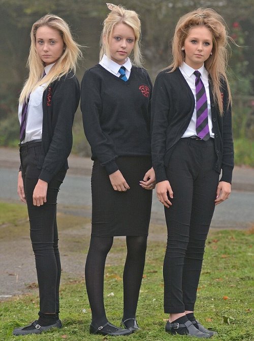 три школьницы с растрепанными волосами