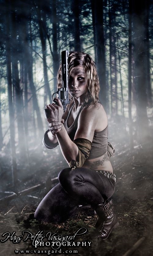 девушка с татуировками охотится в ночном лесу