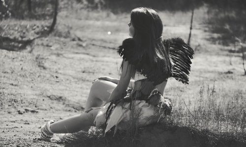черно белое фото девушки с черными крыльями ангела идеи фотосессии на природе