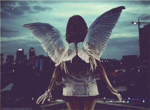 девушка на крыше спиной с крыльями ангела ночью