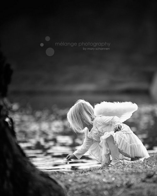 девочка блондинка возле воды в образе ангела
