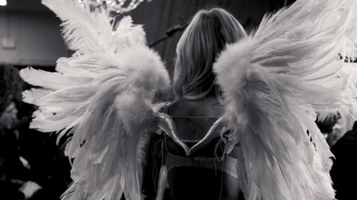 фото девушки ангела со спины чб