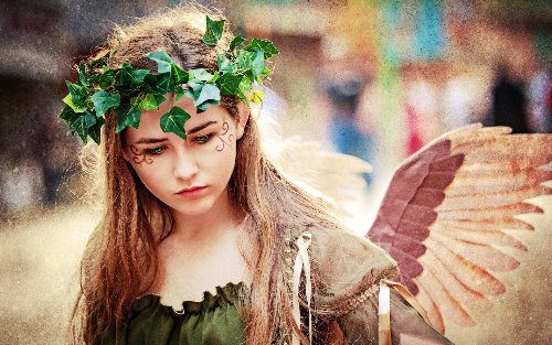 девушка в зеленом венке с крыльями ангела идеи для фотосессии