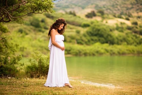 романтическая фотосессия беременной женщины на природе