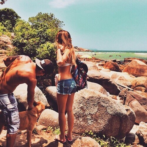 влюбленная пара пришла на пляж с собакой