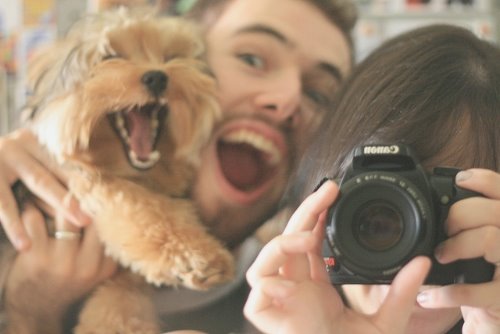 девушка фотографирует парня и собаку
