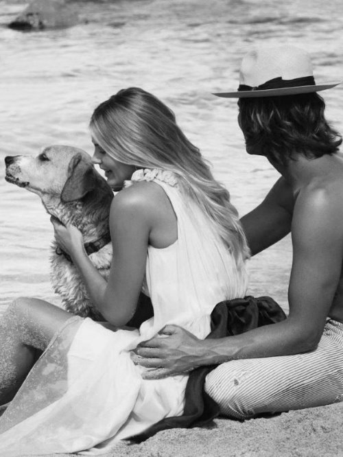 черно белое фото девушки и парня на море с собакой