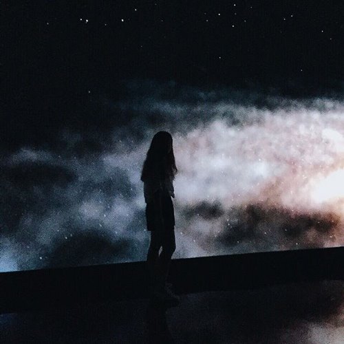 девушка на фоне космоса в темноте силует