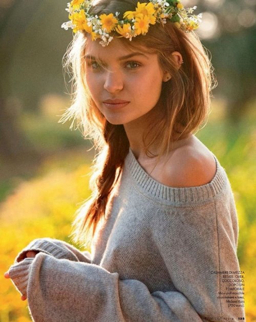 девушка в свитре с косой и венком из желтых и белых полевых цветов