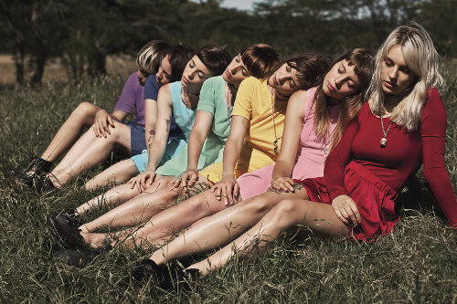 девушки подружки оделись как радуга семь цветов