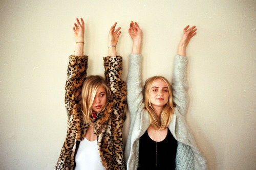 две модные блондики дружат подняв руки вверх