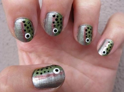 на ногтях нарисованы приманки рыб