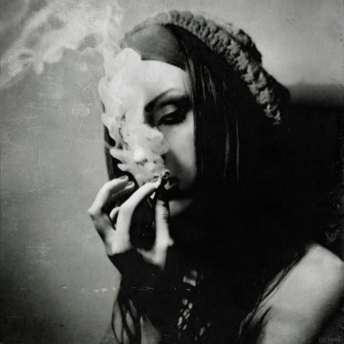 девушка курит квадратное черно белое фото