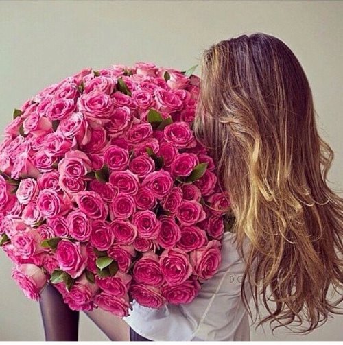 девушка со светлыми кончиками волос с букетом розовых роз
