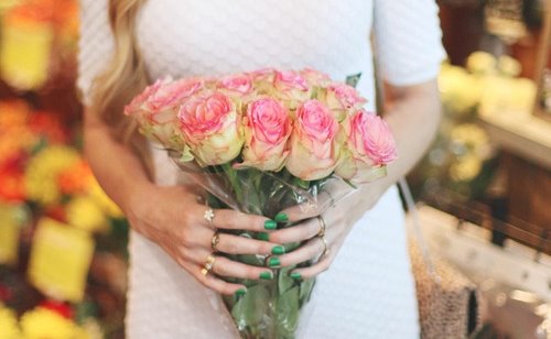 девушка в белом платье с розами в руках с ногтями зеленого цвета