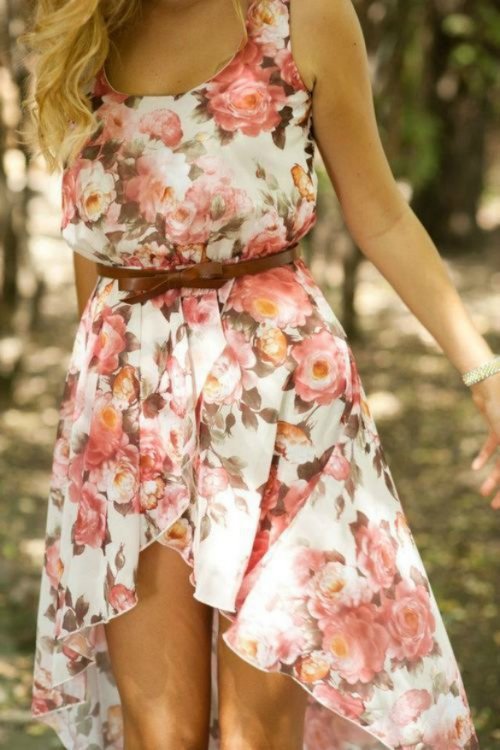 девушка в летнем платье с цветами спереди короче чем сзади
