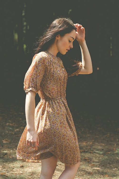 шатенка в профиль в платье в цветок солнце светит на волосы