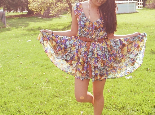девушка в легком летнем платье в цветочек с кожаным ремешком