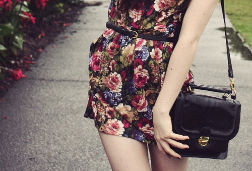 девушка в миниплатье с цветочным принтом 