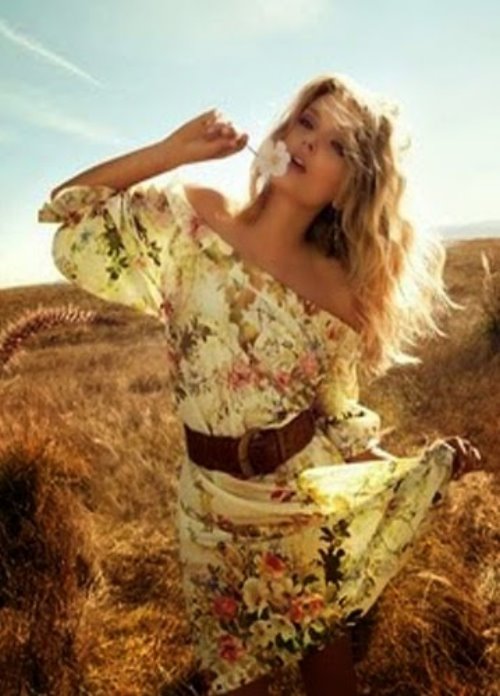 девушка в платье с цветами в поле летом