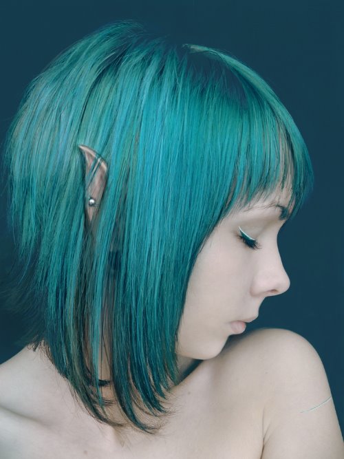 курносая девушка с голубыми волосами и ушами эльфа