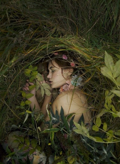девушка спит в траве