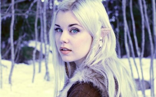 голубоглазая девушка с белыми волосами в образе лесной нимфы