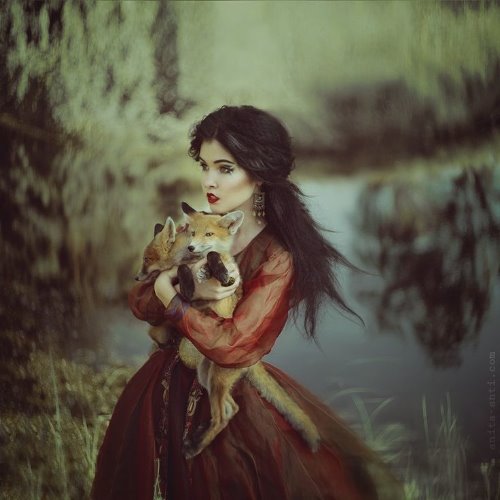 девушка с двумя лисичками на руках в длинном бордовом платье в образе лесной феи